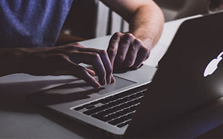 3次崩盘引爆更衣室内乱！范戴克诡异举动背后，利物浦暗藏惊人危机